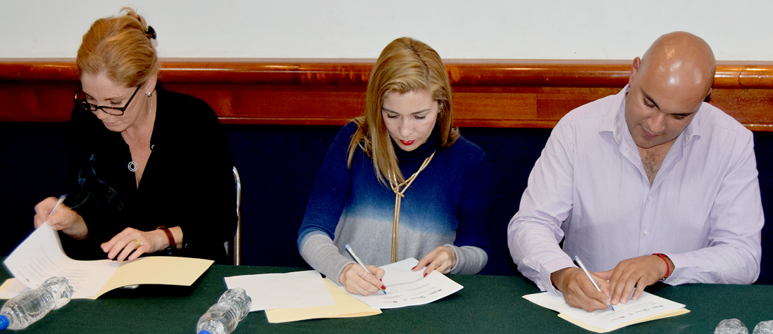 Giovanna Domínguez, en representación de la directora nacional, Paloma Silva de Anzorena, destacó la disposición de Yesmín Sánchez, titular del IVEM, para abrir los canales y coordinar esfuerzos que permiten hoy iniciar en Michoacán 50 acciones de vivienda en autoproducción