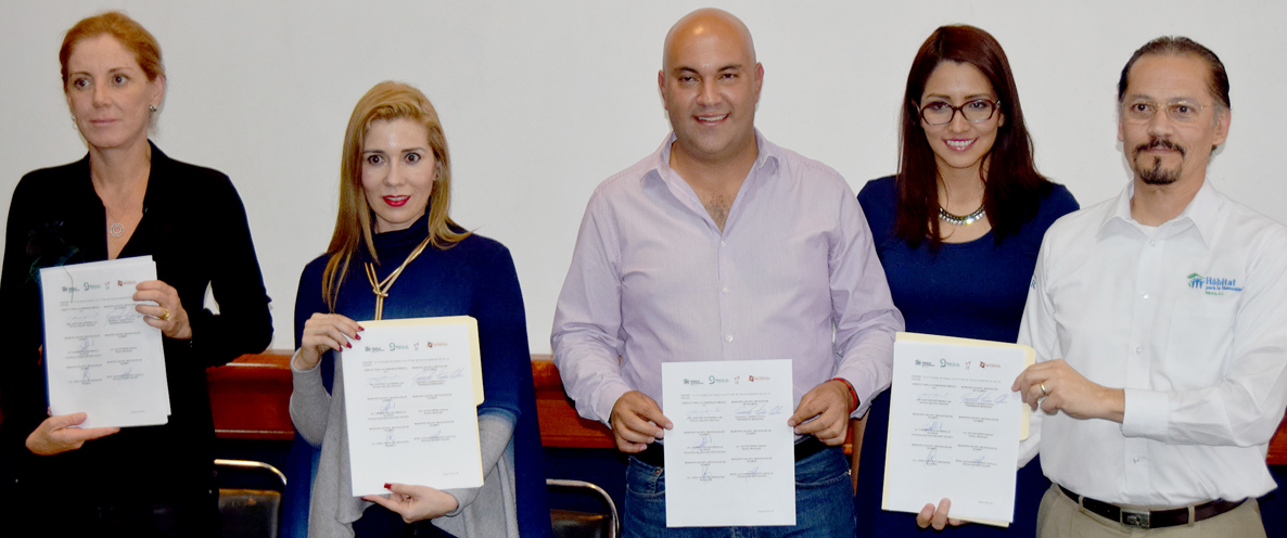 la directora general del IVEM, Yesmín Sánchez Huerta, signó como testigo de honor los convenios de colaboración en beneficio de 50 familias en Tzintzuntzan y Zacapu.